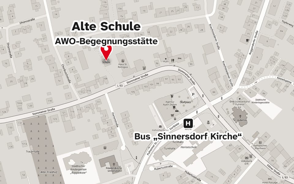 Kartenausschnitt: Die Alte Schule liegt an der Stommelner Straße zwischen Chorbuschstraße und Dorfplatz; die Bushaltestelle Sinnersdorf Kirche ist am Dorfplatz, südöstlich davon.